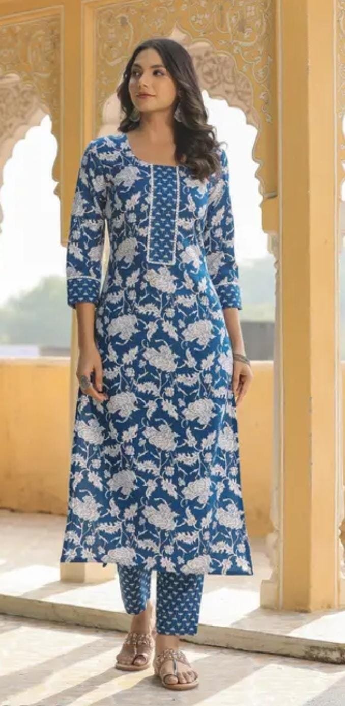 Women Blue Floral Round Neck Kurta Set with Pants - Image 4