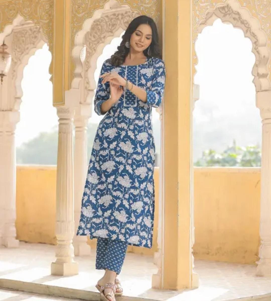 Women Blue Floral Round Neck Kurta Set with Pants